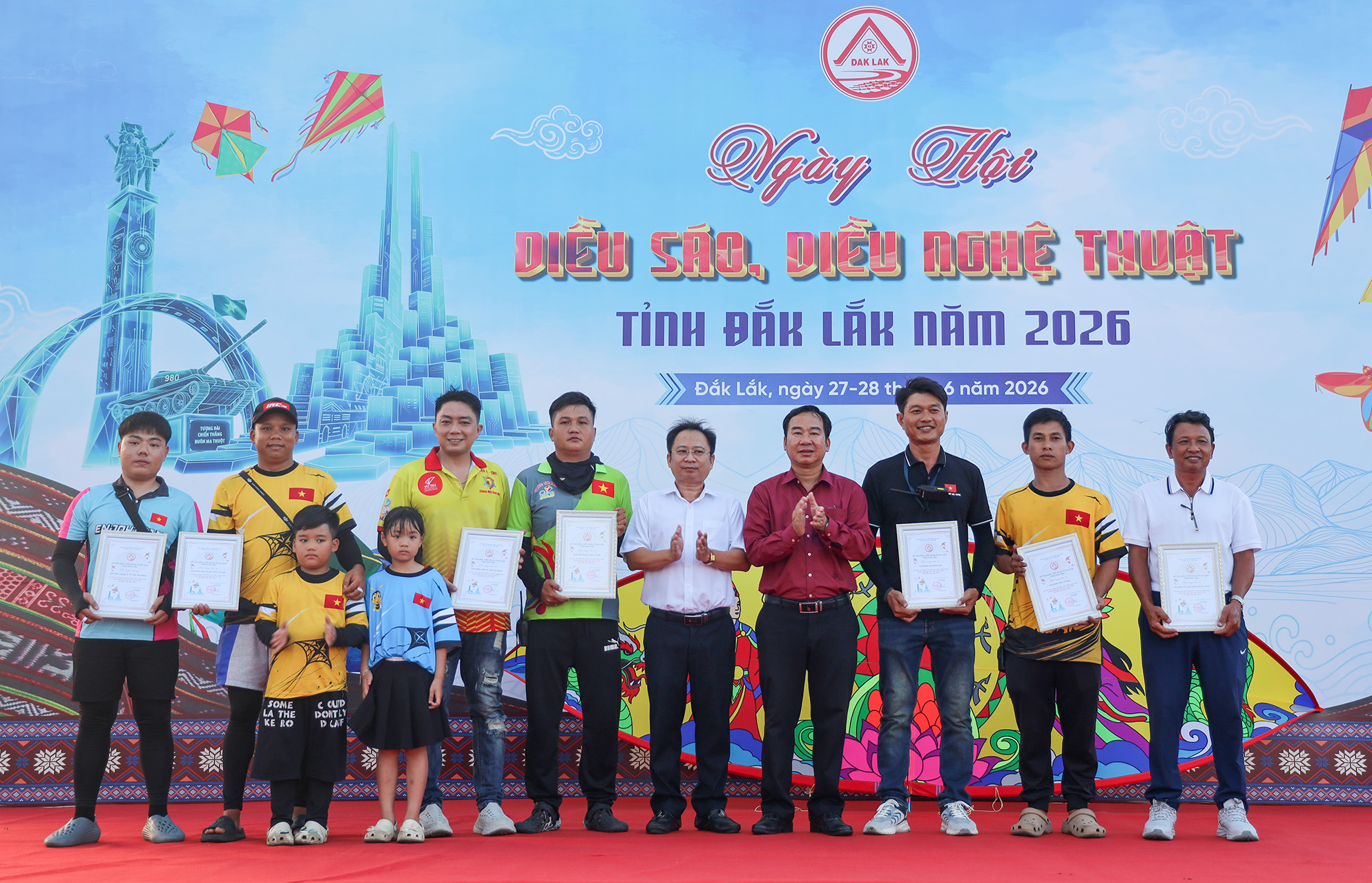 Ban Tổ chức trao Thư cảm ơn các câu lạc bộ tham gia chương trình